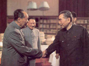 1974年，毛澤東和周恩來在中南海游泳池客廳親切握手。