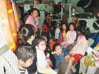 獲救的孩童擠在裝甲車內，表情很驚慌。圖片來源：臺灣《聯合報》