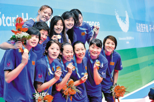 中國隊的姑娘們在奪冠後的“全家福”。