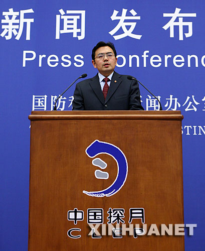 10月22日晚，國家航太局發言人李國平在北京舉行的新聞發佈會上宣佈，中國首顆探月衛星“嫦娥一號”計劃于10月24日至26日在西昌衛星發射中心擇機發射，首選發射窗口為24日18時左右。     新華社記者 龐興雷 攝