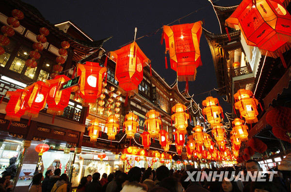 上海豫園元宵燈會亮燈 九曲橋上游人如織[組圖]