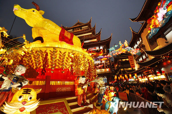 上海豫園元宵燈會亮燈 九曲橋上游人如織[組圖]