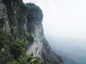 倾力建设阿依河,摩围山,乌江画廊,鞍子苗寨,郁山古镇等景区,在不断