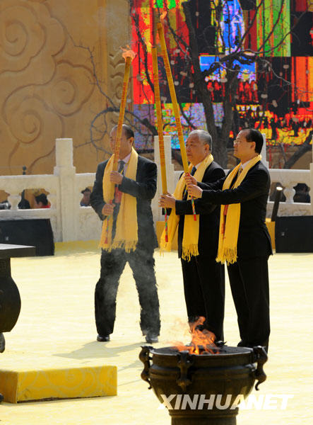 3月29日，參加己醜年黃帝故里拜祖大典活動的華人在進香。