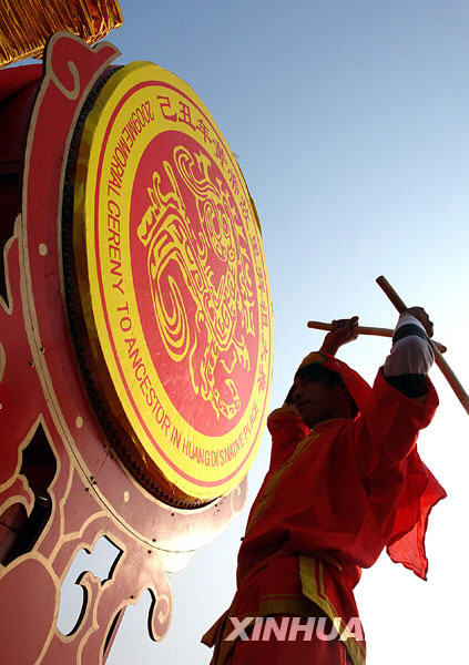 3月29日，一名鼓手在拜祖大典上擂鼓。