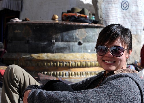 1月27日，一位來自陜西的遊客在“日光城”拉薩街頭享受陽光。 春節期間，不少內地遊客利用長假來到西藏觀光旅遊，享受冬日高原迷人的美景。近年來，在春節等節日的拉動下，西藏冬季旅遊不斷升溫。 2008年，西藏共接待國內外遊客220萬人次，實現旅遊總收入22.4億元。2009年，西藏將加強旅遊業基礎設施建設，打造精品旅遊産品，力爭全年接待海內外遊客300萬人次。 新華社記者 覺果 攝