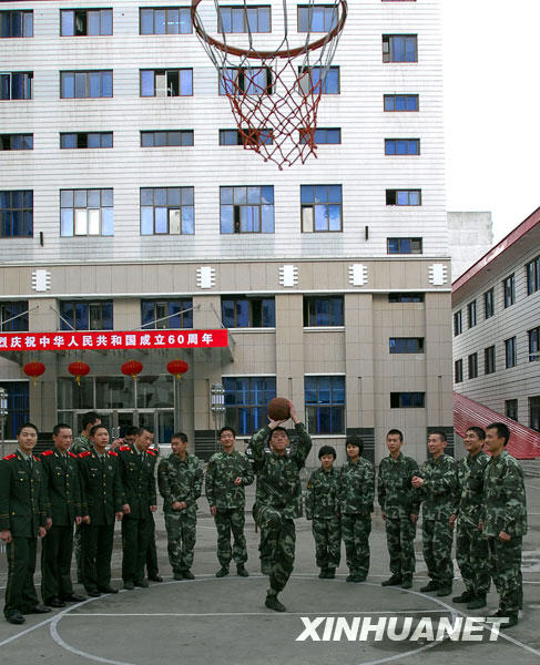 10月3日，一名武警戰士在表演單腿投籃。