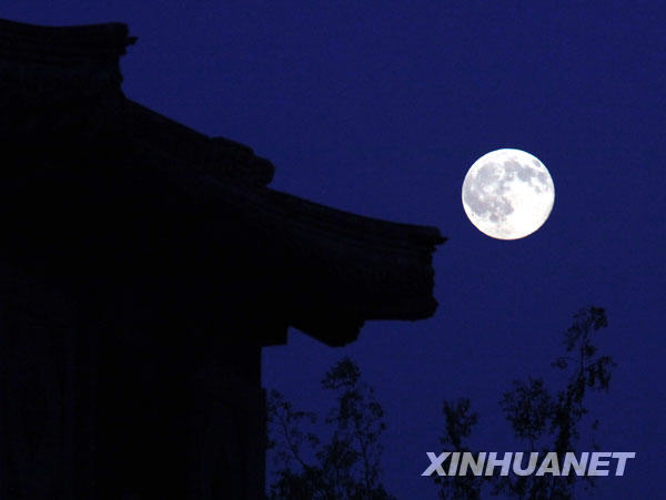 10月4日晚，北京天空升起一輪圓月。當日是農曆八月十六，俗話説，“十五的月亮十六圓”，當天的月亮印證了這句老話。