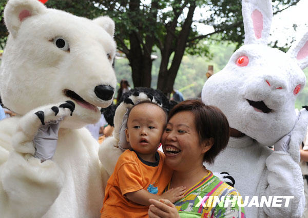  10月2日，一位遊客帶著孩子在廣州香江野生動物世界遊玩。